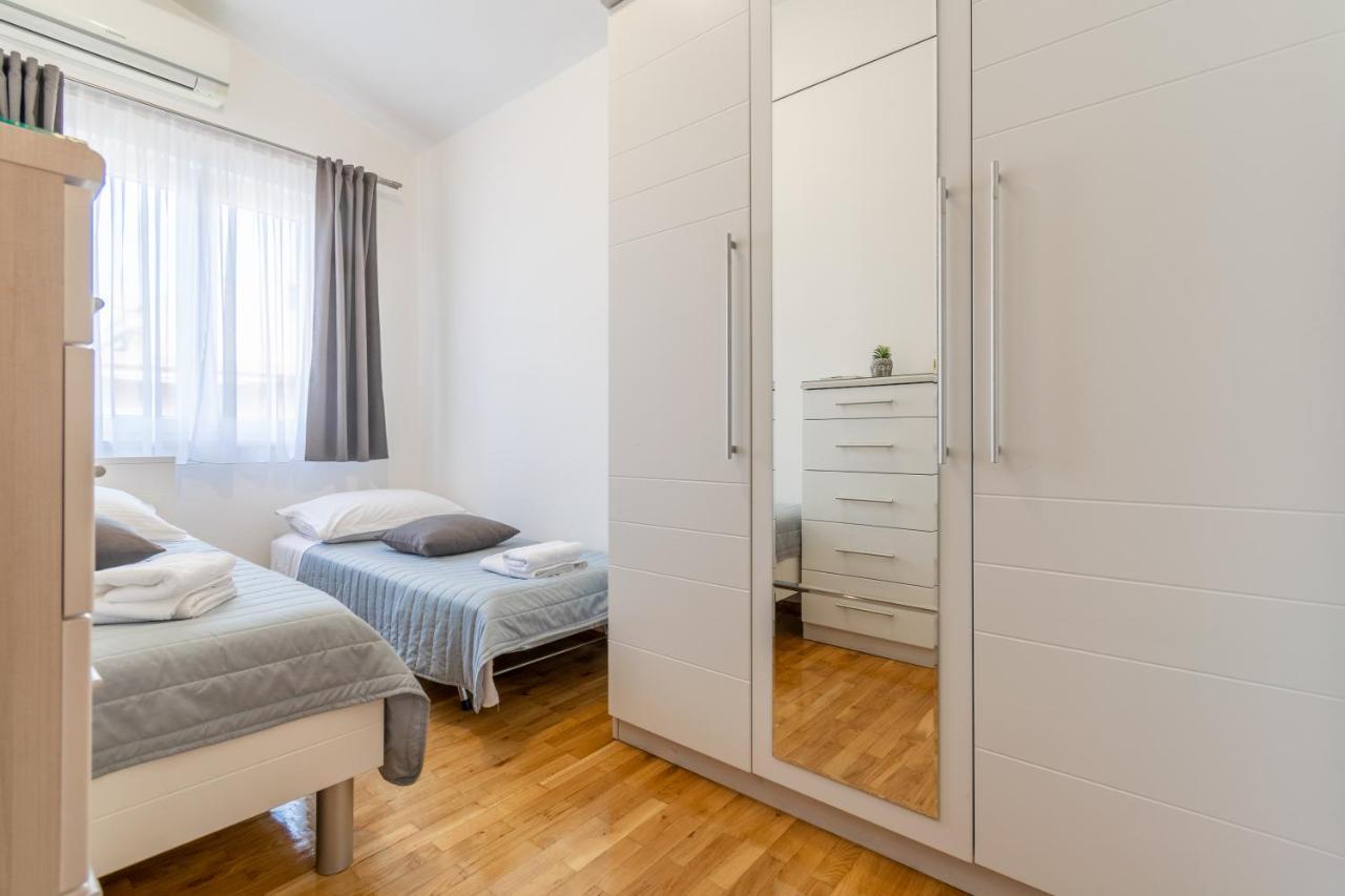 Apartment Iva With Sea View Makarska Ngoại thất bức ảnh